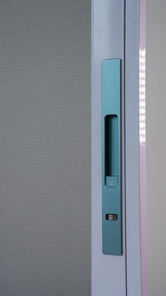 Retractable Pet-Friendly Mesh locking mechanism