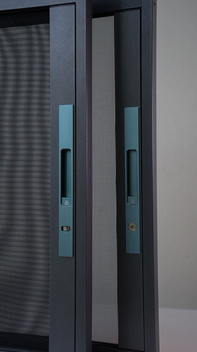 Double-lock mechanism on the Pet-Friendly Mesh